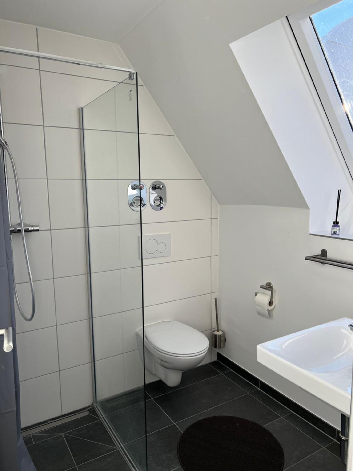 Moderne Wohnung Karlsruhe Neureut, Fussbodenheizung - Regendusche - Waschmaschine - Stellplatz エクステリア 写真